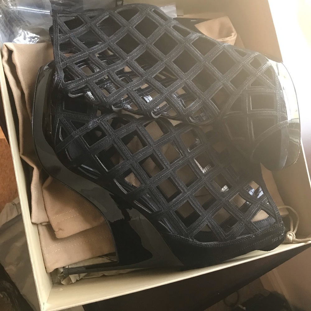 Burberry laser cut botties - Picture 2 of 2